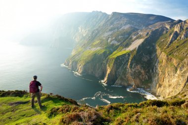 Slieve Ligi, İrlanda'nın en yüksek deniz kayalıkları, bu muhteşem costal sürüş güzergahı boyunca güney batı Donegal bulunan. Wild Atlantic Way rotası, Co Donegal, İrlanda.