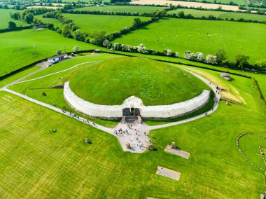 Newgrange, Neolitik dönemde inşa edilmiş tarih öncesi bir anıt, County Meath, İrlanda bulunan. Unesco Dünya Mirası.