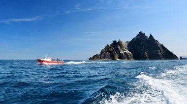 Küçük Skellig Adası, birçok çeşitli deniz kuşları ve dünyanın ikinci büyük gannets kolonisi ev, County Kerry, İrlanda. Kerry rota İrlandalı Ring üzerinde turistik.