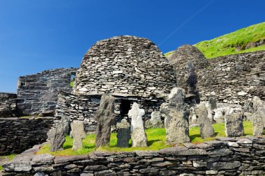 Skellig Michael veya Great Skellig, bir Hıristiyan manastırının yıkık kalıntılarına ev sahipliği yapıyor. Çeşitli deniz kuşlarının yaşadığı bir yer. Unesco Dünya Mirası Alanı, İrlanda.