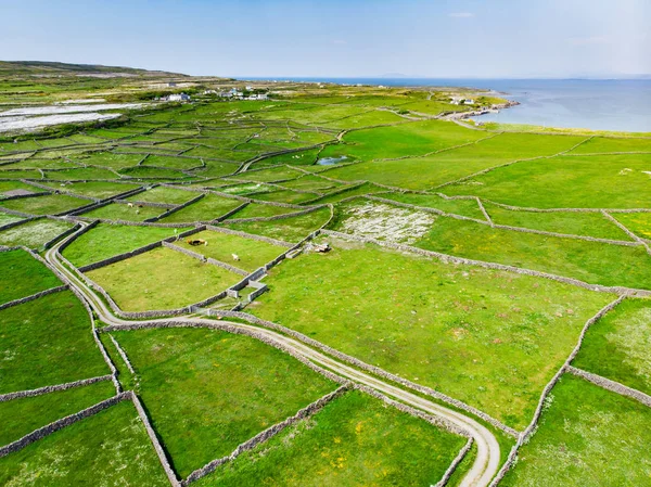 Vue aérienne d'Inishmore ou Inis Mor, la plus grande des îles Aran dans la baie de Galway, en Irlande. Célèbre pour sa culture irlandaise, sa fidélité à la langue irlandaise et sa richesse de sites anciens . — Photo