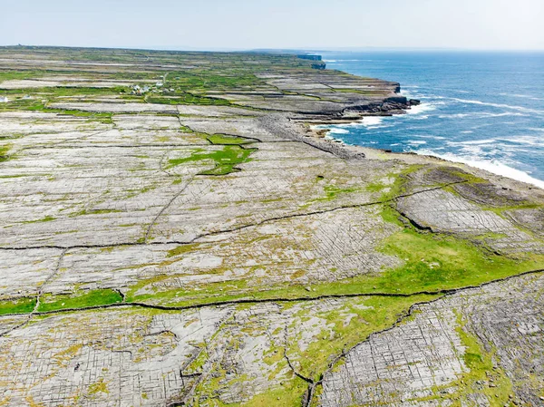 Vista aérea de Inishmore ou Inis Mor, a maior das Ilhas Aran em Galway Bay, Irlanda. Famosa por sua cultura irlandesa, lealdade à língua irlandesa e uma riqueza de locais antigos . — Fotografia de Stock