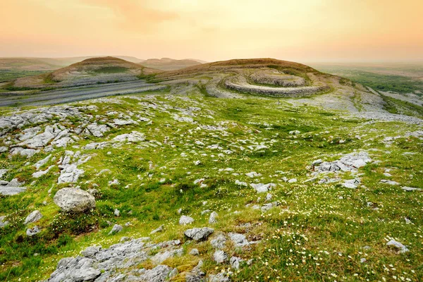Paesaggio spettacolare della regione Burren della contea di Clare, Irlanda. Roccia calcarea carsica esposta al Burren National Park . — Foto Stock