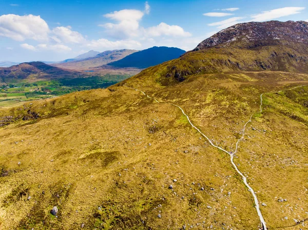 Bella vista del Parco Nazionale del Connemara, famoso per le paludi e le brughiere, sorvegliato dalla sua montagna a forma di cono, Diamond Hill, Contea di Galway, Irlanda — Foto Stock