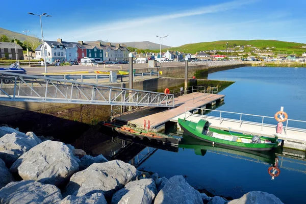 Coloridos barcos de pesca y yates en el puerto de la ciudad de Dingle en la costa atlántica oeste de Irlanda. Ciudades y pueblos en la famosa ruta turística de la península de Dingle . —  Fotos de Stock