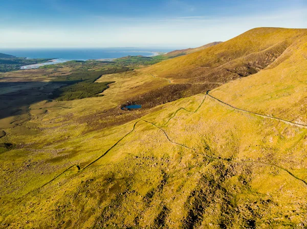 Vista aérea de Conor Pass, uno de los pasos de montaña más altos de Irlanda servido por una carretera asfaltada, ubicado en la península de Dingle, Condado de Kerry, Irlanda —  Fotos de Stock
