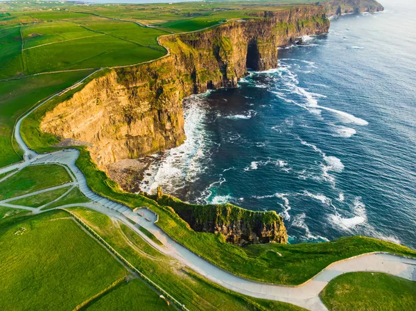 Světoznámé útesy Moher, jedno z nejpopulárnějších turistických destinací v Irsku. Letecký pohled na známou turistickou atrakci na divoké atlantské cestě v Hrabství Clare. — Stock fotografie