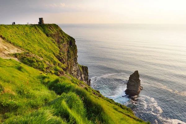 Wereldberoemde Cliffs of Moher, een van de meest populaire toeristische bestemmingen in Ierland. Alom bekende toeristische attractie op wild Atlantic Way in County Clare. — Stockfoto