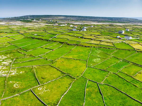 Aerial view of Inishmore or Inis Mor, the largest of the Aran Islands in Galway Bay, Ireland. Famous for its Irish culture, loyalty to the Irish language, and a wealth of ancient sites. — Stock Photo, Image