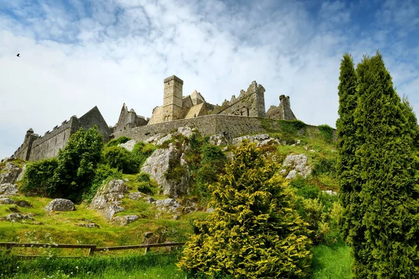 Skála kašel, známá také jako Cashel králů a St. Patrick 's Rock, historické místo v kašle, hrabství Tipperary. — Stock fotografie