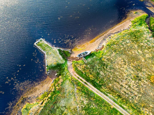 Eski tekne Kerry güzergahı Ring boyunca küçük bir plajda sol. Gün batımında Iveragh Yarımadası'nda Engebeli sahil, County Kerry, İrlanda. — Stok fotoğraf