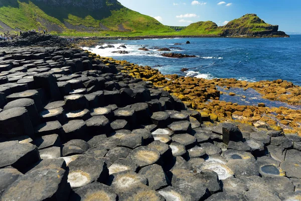 Giants Causeway, an area of hexagonal basalt stones, County Antrim, Northern Ireland. Famous tourist attraction, UNESCO World Heritage Site. — Stock Photo, Image