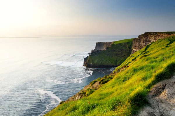 Falaises de Moher, l'une des destinations touristiques les plus populaires en Irlande. Attraction touristique largement connue sur Wild Atlantic Way dans le comté de Clare . — Photo