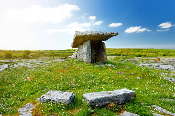 Poulnabrone dolmen, una tumba portal neolítico, atracción turística ubicada en el Burren, Condado de Clare, Irlanda — Foto de Stock