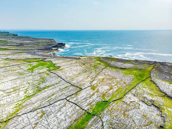 Вид з повітря Inishmore або ІНІС Мор, найбільший з островів Аран в затоці Голуей, Ірландія. Славиться своєю ірландською культурою, лояльністю до ірландської мови, і багатством стародавніх пам'яток. — стокове фото