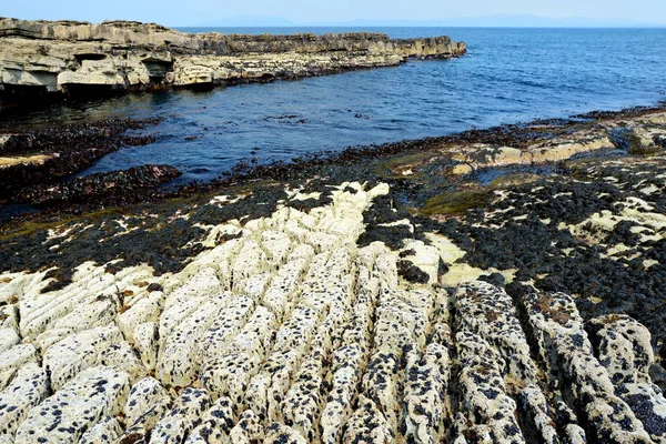 Rough and rocky shore along famous Ring of Kerry route. Península de Iveragh, Condado de Kerry, Irlanda . — Fotografia de Stock