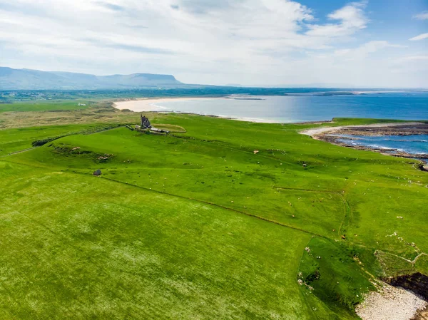 Látványos légi kilátás a Mullaghmore vezetője hatalmas hullámok gördülő partra. Festői táj csodálatos Classiebawn vár. — Stock Fotó