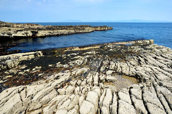 ケリールートの有名なリングに沿って荒くて岩の海岸。イベラ半島、ケリー郡、アイルランド. — ストック写真