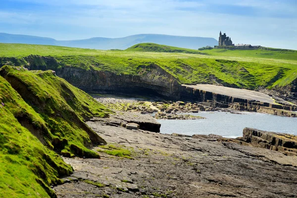 Páratlan kilátás a Mullaghmore Head hatalmas hullámok gördülő partra. Festői táj csodálatos Classiebawn vár. Wild Atlantic Way, County Sligo, Írország — Stock Fotó