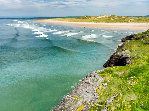 Espetacular Tullan Strand, uma das famosas praias de surf de Donegal, enquadrada por um cenário panorâmico fornecido pelas Montanhas Sligo-Leitrim . — Fotografia de Stock