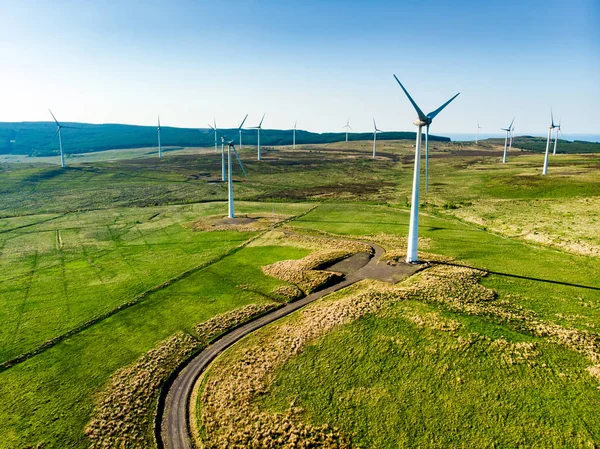 Vista aérea de las turbinas eólicas generadoras de energía, ubicadas en la región de Connemara, Condado de Galway, Irlanda —  Fotos de Stock
