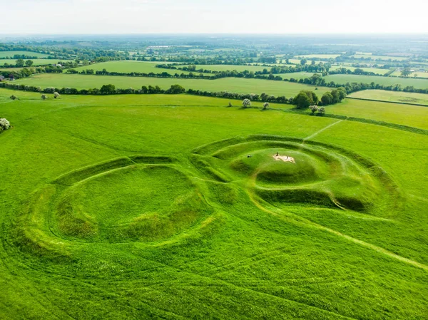 Vista aérea da colina de Tara, um complexo arqueológico, contendo uma série de monumentos antigos usados como sede do Alto Rei da Irlanda, Condado de Meath, Irlanda — Fotografia de Stock