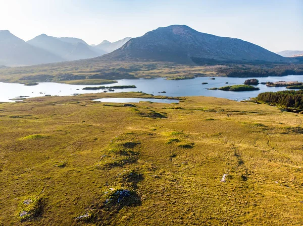 Bella vista sul tramonto della regione del Connemara in Irlanda. Paesaggio paesaggistico irlandese con magnifiche montagne all'orizzonte, Contea di Galway, Irlanda . — Foto Stock