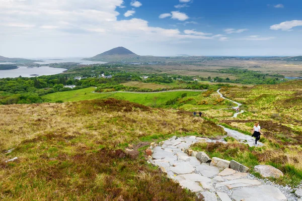 Connemara nationalpark, känd för mossar och heaths, bevakad av sitt konformade berg, Diamond Hill, County Galway, Irland — Stockfoto