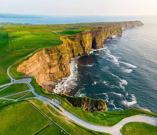 Famose scogliere di Moher, una delle destinazioni turistiche più popolari in Irlanda. Veduta aerea dell'attrazione turistica conosciuta sulla Wild Atlantic Way nella contea di Clare . — Foto Stock