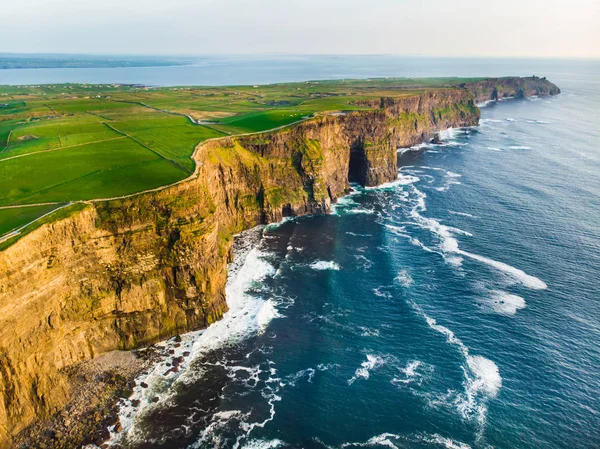 A világhírű moher-sziklák, Írország egyik legkedveltebb turistacélpontszáma. Légifotó az ismert turisztikai attrakció a vadon élő atlanti-óceáni út megyei Clare. — Stock Fotó