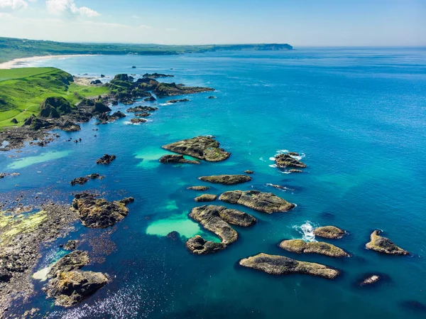 Ζωντανό σμαράγδι-πράσινο νερό στο λιμάνι Ballintoy κατά μήκος της ακτής Κόζγουεϊ στην κομητεία Antrim. Άγρια ακτή της Βόρειας Ιρλανδίας. — Φωτογραφία Αρχείου