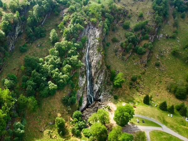 Majestátní vodní kaskády Powerscourt vodopád, nejvyšší vodopád v Irsku. Turistické akce v co. Wicklow, Irsko. — Stock fotografie