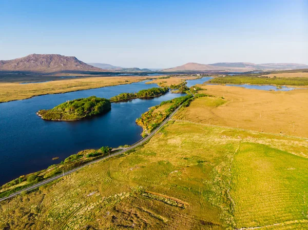 Prachtig uitzicht op de zonsondergang van de regio Connemara in Ierland. Schilderachtig Iers landschap met prachtige bergen aan de horizon, County Galway, Ierland. — Stockfoto