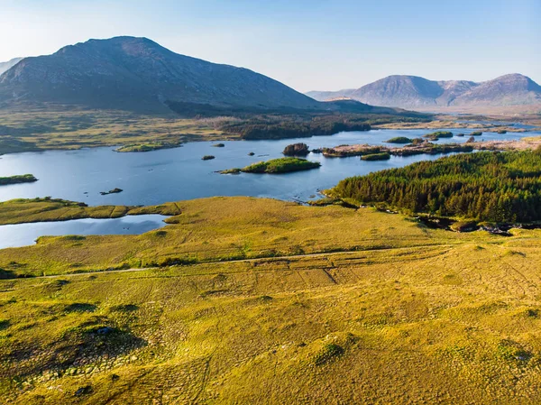 Wunderschöner Sonnenuntergang Blick auf die Connemara-Region in Irland. malerische irische Landschaft mit herrlichen Bergen am Horizont, County Galway, Irland. — Stockfoto