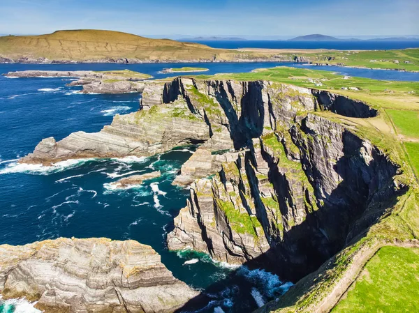 Incredibile onda sferzato Kerry Cliffs, le scogliere più spettacolari nella contea di Kerry, Irlanda. Attrazioni turistiche sul famoso percorso Ring of Kerry . — Foto Stock