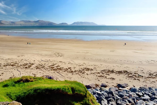 Playa de pulgadas, maravillosa extensión de 5 km de arena y dunas, popular para el surf, la natación y la pesca, ubicado en la península de Dingle, Condado de Kerry, Irlanda . —  Fotos de Stock