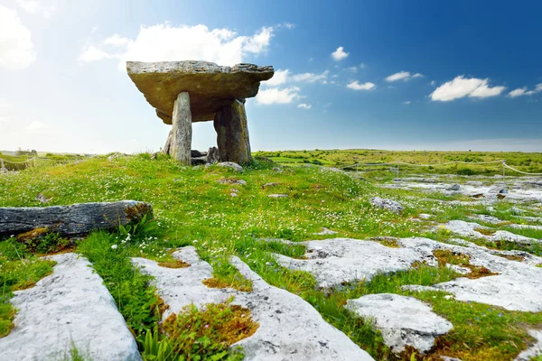 Poulnabrone dolmen, uma tumba portal neolítico, atração turística localizada no Burren, County Clare, Irlanda — Fotografia de Stock