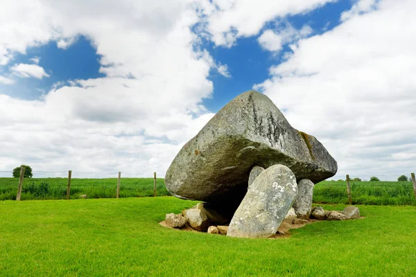 Der Brownshill Dolmen, offiziell bekannt als Cromlech von Kernen, ein herrlicher megalithischer Granitstein, gelegen in der Grafschaft Carlow, Irland. — Stockfoto