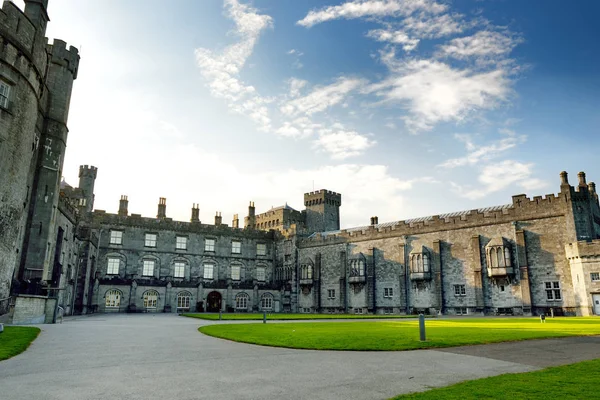 Hauptfassade der Burg Kilkenny, ein historisches Wahrzeichen in kilkenny, Irland. — Stockfoto