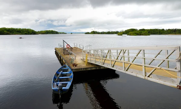 Osamocený člun přivázaný k malému molu na Lough Leane, největší a nejsevernější z jezer v Killarney National Park, County Kerry, Irsko — Stock fotografie