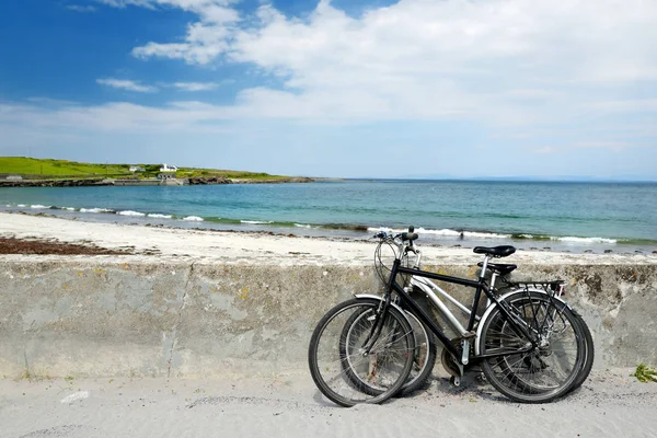 Amplia playa de arena en Inishmore, la más grande de las Islas Aran en Galway Bay, Irlanda. Famoso por su cultura irlandesa, lealtad a la lengua irlandesa, y una gran cantidad de sitios antiguos . — Foto de Stock