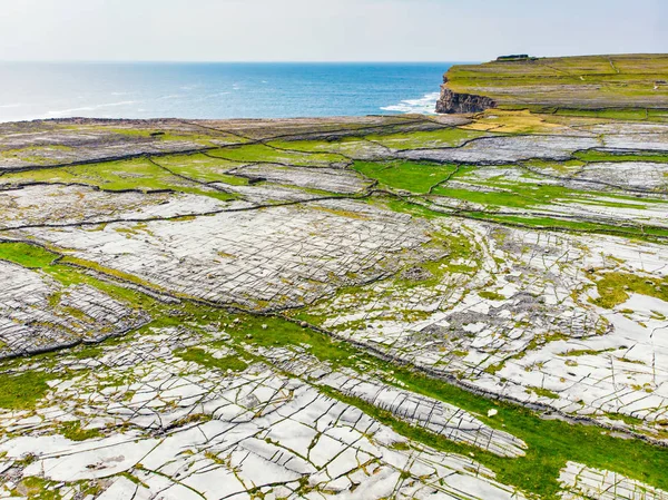 Widok z lotu ptaka Inishmore lub INIS Mor, największego z Wysp Aran w zatoce Galway w Irlandii. Słynie z irlandzkiej kultury, lojalność wobec języka irlandzkiego, i bogactwo starożytnych zabytków. — Zdjęcie stockowe