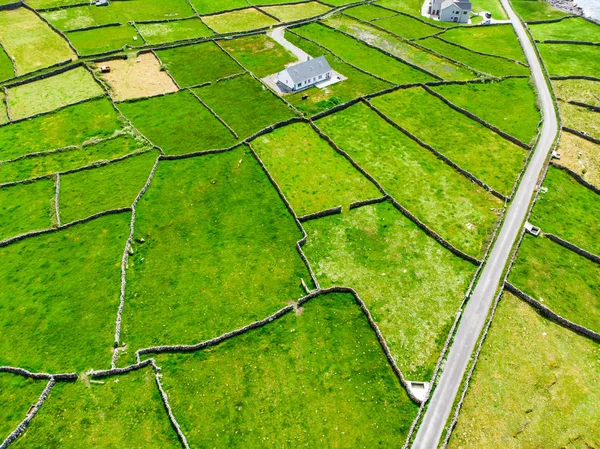 Inishmore veya Inis Mor, Galway Bay, İrlanda Aran Adaları en büyük havadan görünümü. İrlanda kültürü, İrlanda diline sadakati ve antik kentlerin zenginliği ile ünlüdür.. — Stok fotoğraf