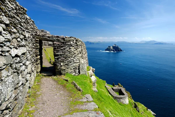 Skellig Michael ή Great Skellig, σπίτι στα ερειπωμένα λείψανα ενός χριστιανικού μοναστηριού. Κατοικείται από διάφορα θαλασσοπούλια. Μνημείο παγκόσμιας πολιτιστικής κληρονομιάς της UNESCO, Ιρλανδία. — Φωτογραφία Αρχείου