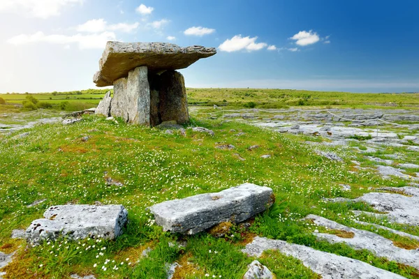 Poulnabrone dolmen, uma tumba portal neolítico, atração turística localizada no Burren, County Clare, Irlanda — Fotografia de Stock