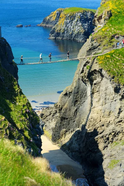 Carrick-a-rede Rope Bridge, berömd repbro nära Ballintoy i grevskapet Antrim, som förbinder fastlandet med den lilla ön Carrickarede. — Stockfoto