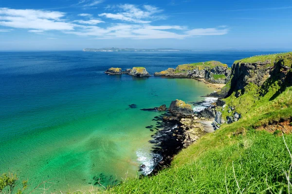 County Antrim Causeway Coast boyunca Ballintoy limanında canlı zümrüt yeşili su. Kuzey İrlanda'nın engebeli kıyıları. — Stok fotoğraf