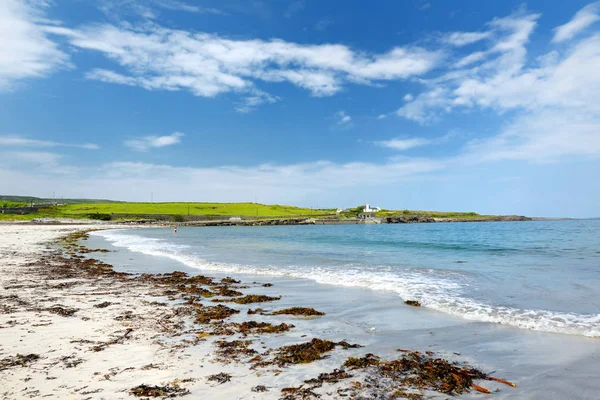 Inishmore geniş kumlu plaj, Galway Bay Aran Adaları en büyük, İrlanda. İrlanda kültürü, İrlanda diline sadakati ve antik kentlerin zenginliği ile ünlüdür.. — Stok fotoğraf