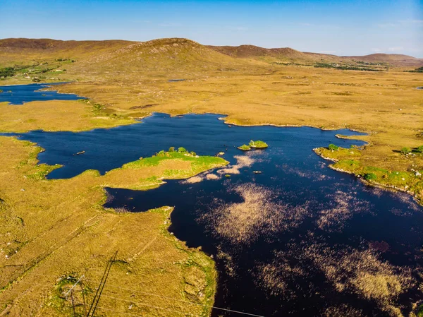 İrlanda Connemara bölgenin güzel günbatımı görünümü. Ufukta muhteşem dağlar ile Manzara İrlanda kırsal manzara, County Galway, İrlanda. — Stok fotoğraf