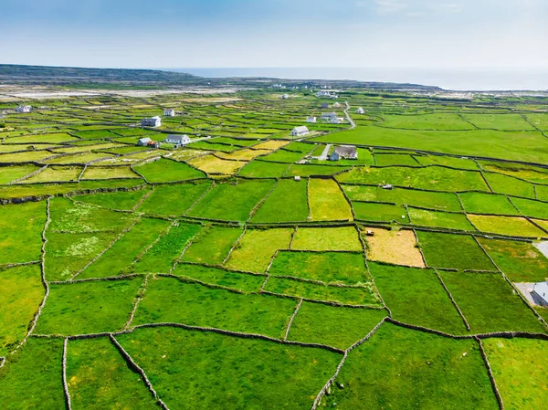 Aerial view of Inishmore or Inis Mor, the largest of the Aran Islands in Galway Bay, Ireland. Famous for its Irish culture, loyalty to the Irish language, and a wealth of ancient sites. — Stock Photo, Image